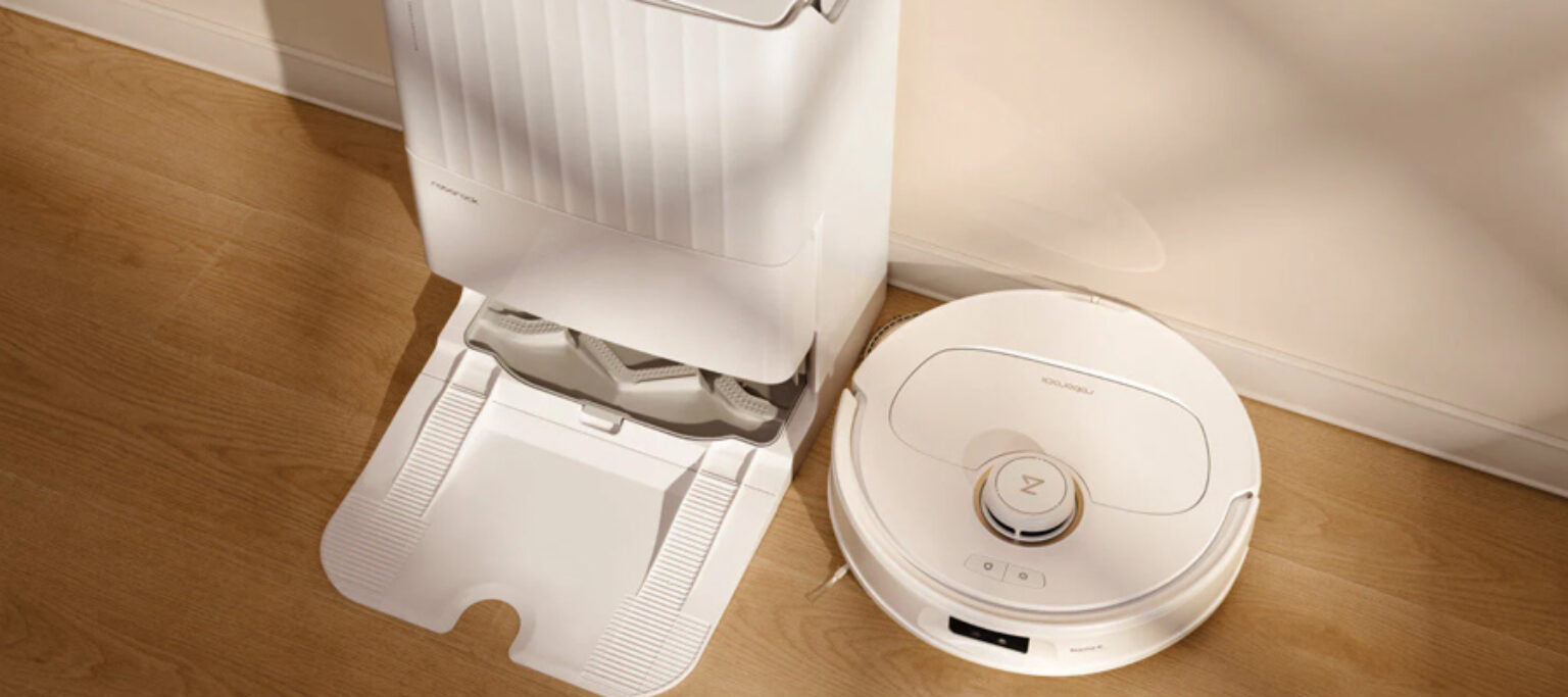 Aspirator robot pe parchet intr-un living modern