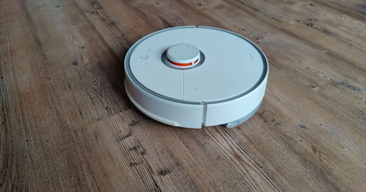 Aspirator robot pe parchet intr-un living modern